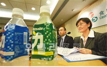 ▲ 홍콩 식품안전센터는 대만 식품에 대한 1차 화학실험결과 9개의 음료 샘플 중 6개 샘플에서 발암물질인 DEHP가 발견됐다고 발표했다. 식품환경서는 2개 음료 (사진)에 대해 수입과 판매를 금지하는 조치를 취했다. <사진 출처 : 문회보(文匯報) >