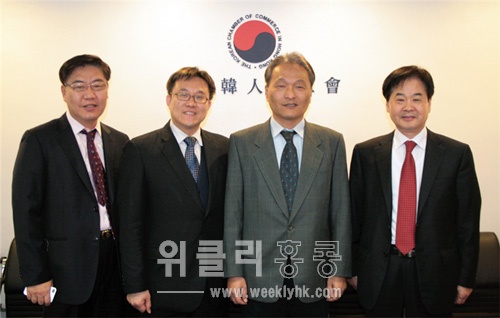▲ 진현용 교민담당 영사와 최준호 경제담당 영사가 상공회 사무실을 방문, 발전기금과 함께 이임인사를 전했다. 사진 왼쪽부터 한인상공회 오상환 감사, 최준호 영사, 진현용 영사, 신홍우 상공회장
