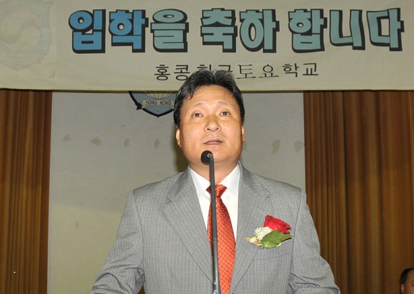 총영사 축사를 대독하고 있는 전인석 교민담당 영사