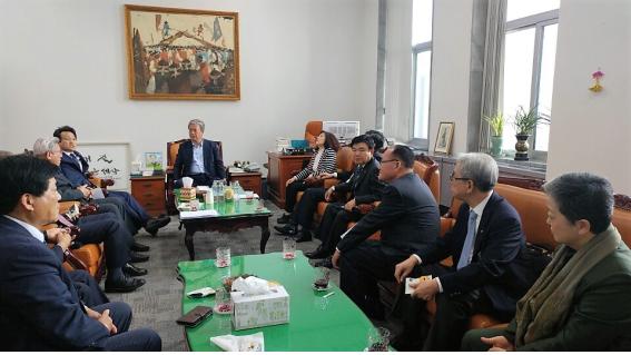 <국회 교육문화체육관광위원회 유성엽 위원장을 방문, 법률 개정안을 촉구하는 이사장협의회 대표단 >      